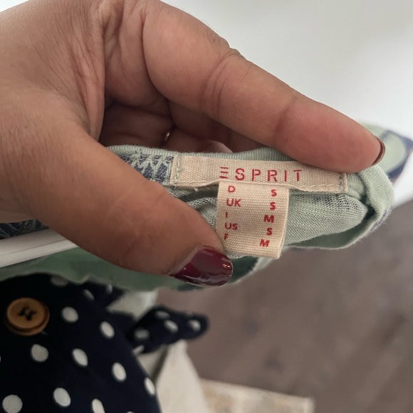 🌺 5/$30 🌺 Esprit 100% cotton sage blue t-shirt / baby t feather print - Picture 3 of 4